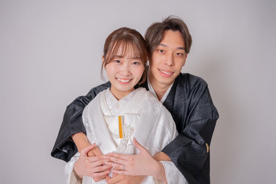 後ろから抱きしめられて微笑むふたり